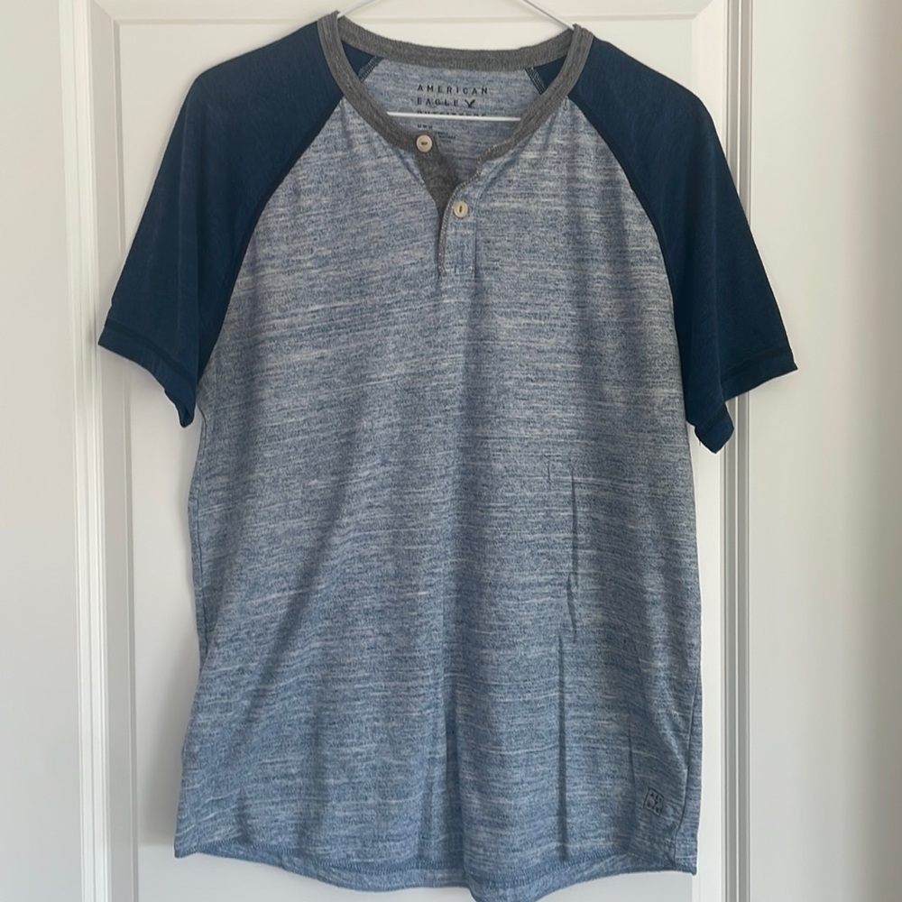 American Eagle Short Sleeve T-Shirt - Medium